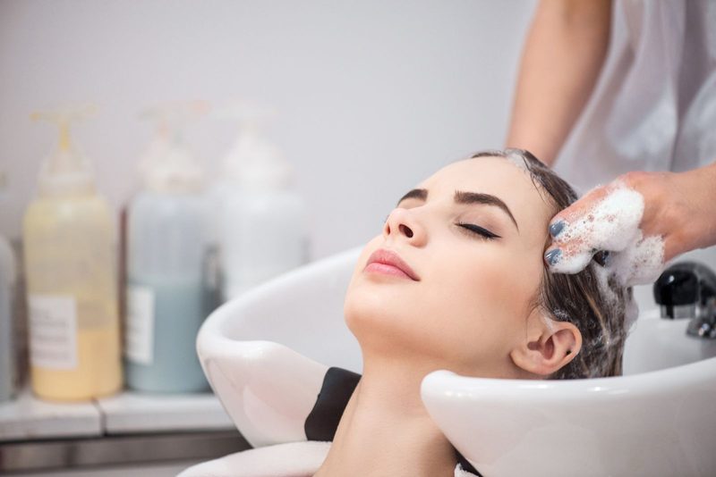 Kundin bei der Haarwäsche im Salon