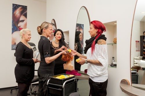 Friseurinnen bei der Arbeit im Salon